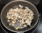 Foto del paso 2 de la receta: Espaguetis a las finas hierbas con setas 🧀 🍄