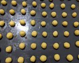 Foto langkah ke 4 dari resep Crunchy Cheese Thumbprint.