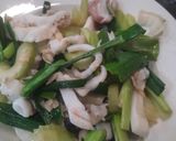 Hình bước làm 2 của món Mực nang xào dưa cải
