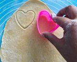 Foto langkah ke 4 dari resep Hollow Heart Donuts (Donat Kopong).