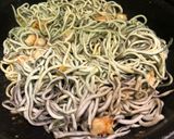 Foto del paso 3 de la receta Lubina al horno rellena de gulas y langostinos