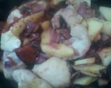 Foto del paso 1 de la receta: Pollo c/cebollas, ciruelas fresca y manzana verde. Receta original de @drlisandroromagnoli