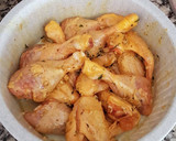 Foto del paso 2 de la receta: Muslos de pollo fritos con vino y limón
