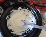 A picture of step 1 of Lumpur cheese cake.