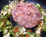 รูปขั้นตอนการทำที่ 3 ของ กะเพราหมูไก่สับ เพื่อสุขภาพ