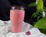 A picture of step 1 of Rose lassi.