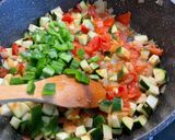 Une image de l'étape 16 de Lentilles corail aux saucisses, légumes, pistaches et coriandre.