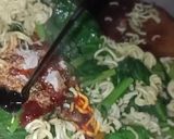 Foto langkah ke 5 dari resep Mie instan Goreng Sawi.