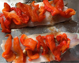 Foto del paso 1 de la receta: Lubina al horno con pimientos asados