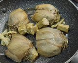 Foto del paso 4 de la receta: Chuleta de aguja de cerdo en airfryer y alcachofas con tomate
