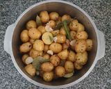 Foto del paso 1 de la receta: 🥔🌿 Papines al romero con aceite de oliva 🫒