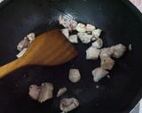 รูปขั้นตอนการทำที่ 3 ของ หมูผัดเห็ดกระเทียมและพาสลี่ย์