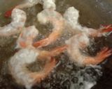 รูปขั้นตอนการทำที่ 2 ของ ผัดเปรี้ยวหวานกุ้งกรอบ