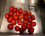 Foto del paso 1 de la receta: Ensalada de tomates perita con queso fresco
