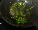 Foto langkah ke 3 dari resep Tumis tongkol daun kemanggi.