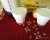 صورة لخطوة 1 من وصفة عصير الموز و اللوز والتفاح 😋