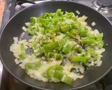 Une image de l'étape 8 de Saucisses allemandes aux poivrons verts, oignon et épices.