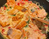 Hình bước làm 5 của món Salmon with whipping cream sauce (cá hồi sốt kem tươi)