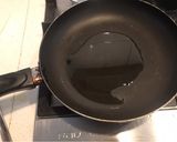 Foto del paso 1 de la receta: Calamares enlatados en su tinta con arroz negro