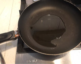 Foto del paso 1 de la receta: Calamares enlatados en su tinta con arroz negro