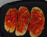 Foto del paso 6 de la receta: Tosta de pimientos con su pilpil y gulas en TMX