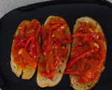 Foto del paso 6 de la receta: Tosta de pimientos con su pilpil y gulas en TMX