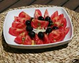 Foto del paso 6 de la receta: Ensalada de tomate, pimientos asados, cebolla y aceitunas