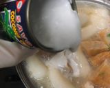 Hình bước làm 3 của món Tteokbokki nấu với tôm và nước cốt dừa