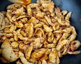 Foto del paso 2 de la receta: Tiras de pollo caramelizada con noodles de batata morada