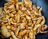 Foto del paso 2 de la receta: Tiras de pollo caramelizada con noodles de batata morada