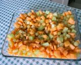 Une image de l'étape 10 de Salade de fruits aux deux melons, raisins et abricots.