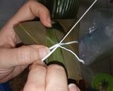 Foto langkah ke 6 dari resep Bakcang (cara melipat daun) 4/4.