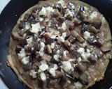 Foto del paso 11 de la receta: Pizza con masa de papa hecha en sartén...🤔🤨🙄🍕🧀🍳🌰🍆🧀🍕
