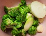 Foto langkah ke 1 dari resep Baked Potato with Broccoli and Cheese.