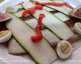 Foto del paso 2 de la receta: Ensalada de calabacín con crujiente de cebolla