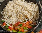 शेजवान हाका नूडल्स (schezwan recipe in marathi) रेसिपी स्टेप 3 फोटो