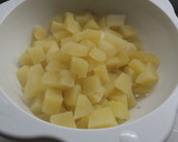 Foto del paso 4 de la receta: Pechuga de pollo frita con guarnición de patatas con mayonesa y