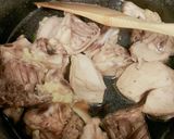 Hình bước làm 2 của món Gà kho trứng mật ong gừng (Meal prep)