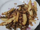 Patatas fritas encebolladas y croquetas