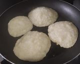 Foto del paso 3 de la receta: Torticas🫓de yuca🥯cruda🧀con queso🥛🥙🥯