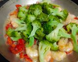 Foto langkah ke 5 dari resep Tumis Brokoli Udang.