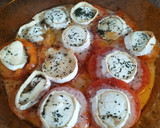 Foto del paso 4 de la receta: Tomates con medallones de queso de cabra y albahaca