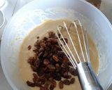 Foto langkah ke 5 dari resep Raisins Muffin With Cinnamon Streusel.