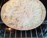 Foto del paso 5 de la receta: Pizza fit - queso y cebolla