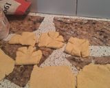 Foto del paso 8 de la receta: Bizcochitos Domingueros Salados de Polenta Rellenos con Dulce de Leche y Dulce de Guayabada