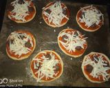 صورة لخطوة 4 من وصفة ميني بيتزا من ام اياد🍕