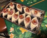 Une image de l'étape 5 de Canapés apéritif « yeux » au jambon cru,olives,anchois et tomate.