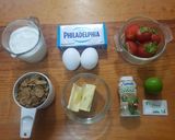 Foto del paso 1 de la receta: Cheesecake individual de fresa en microondas