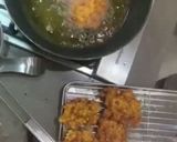 A picture of step 6 of Indonesian deep fried corn fritters.
