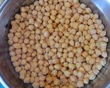 Foto del paso 2 de la receta Garbanzos y langostinos con reducción de las cabezas